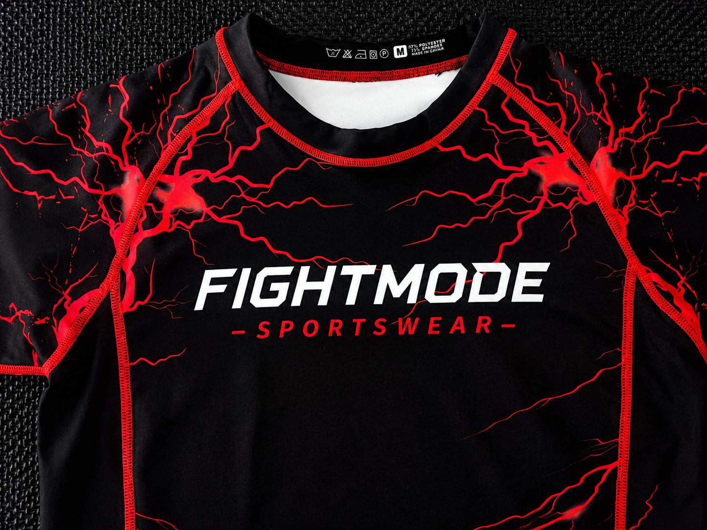 Fightmode Lightning Rashguard Black/Red – Built to Strike – Bild 2