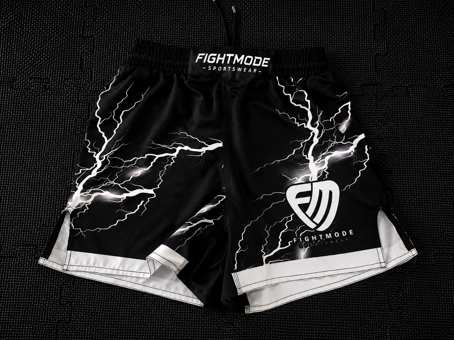 Fightmode Lightning Fightshort Black/White – Built to stand out.