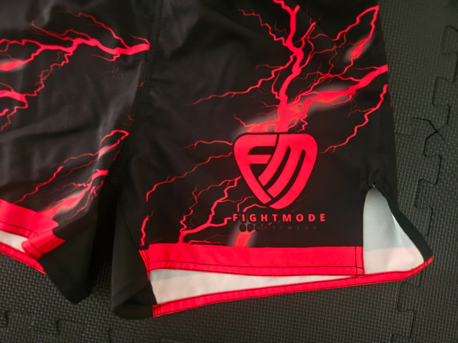 Fightmode Lightning Fightshort Black/Red – Unübersehbar. Kompromisslos. – Bild 2